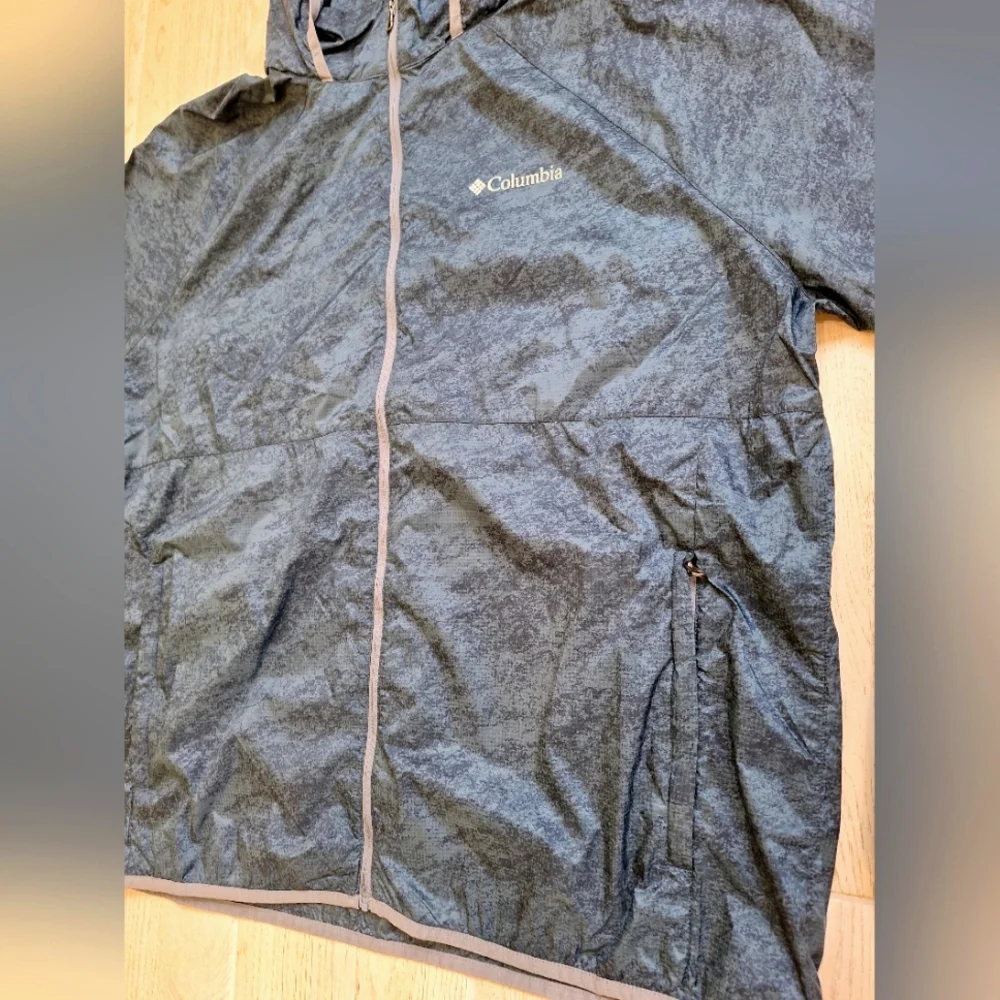 Columbia men's lightweight grey hooded windbreaker rain jacket- size XL